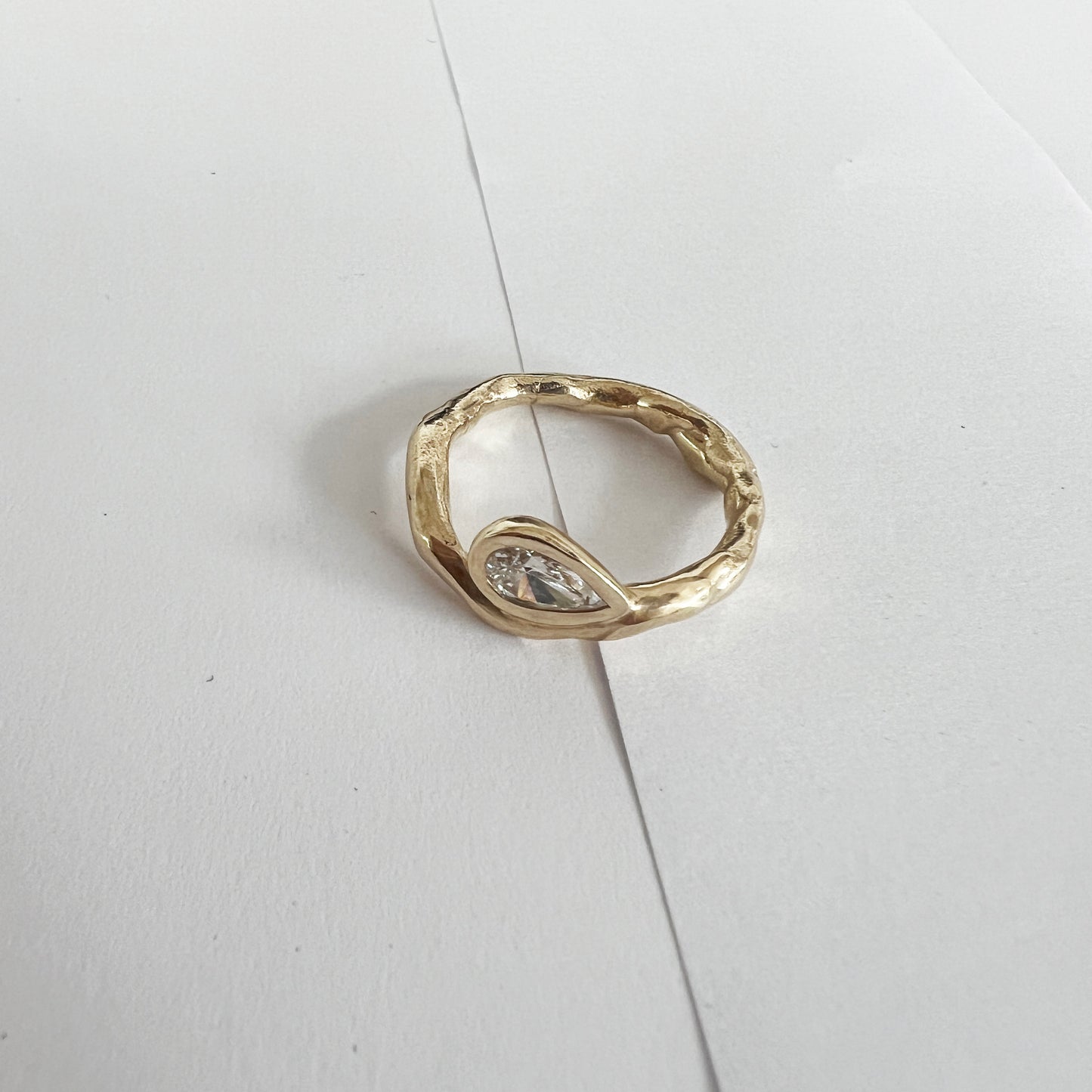 DIAMOND DRIP CURVE RING