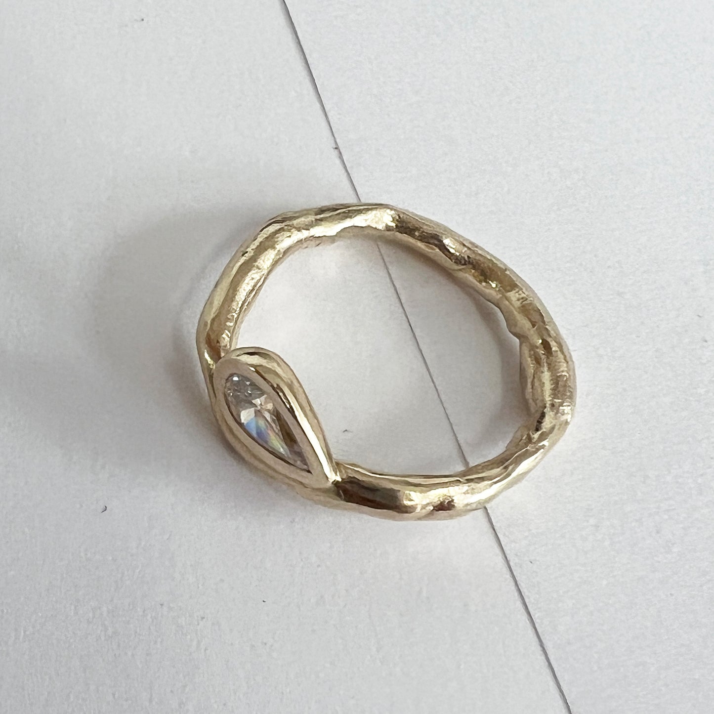DIAMOND DRIP CURVE RING