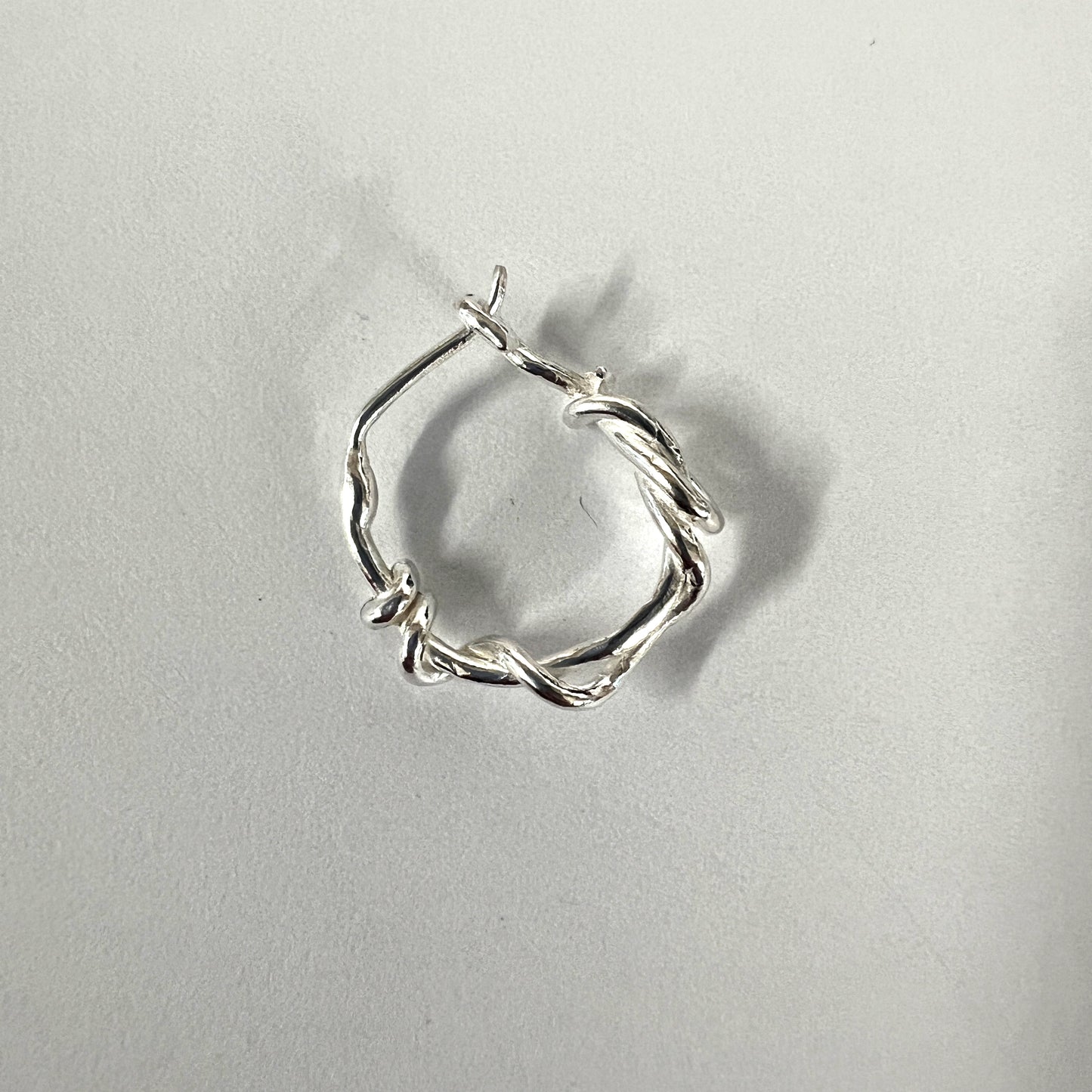 MEDIUM TWISTED HOOP EARRINGS