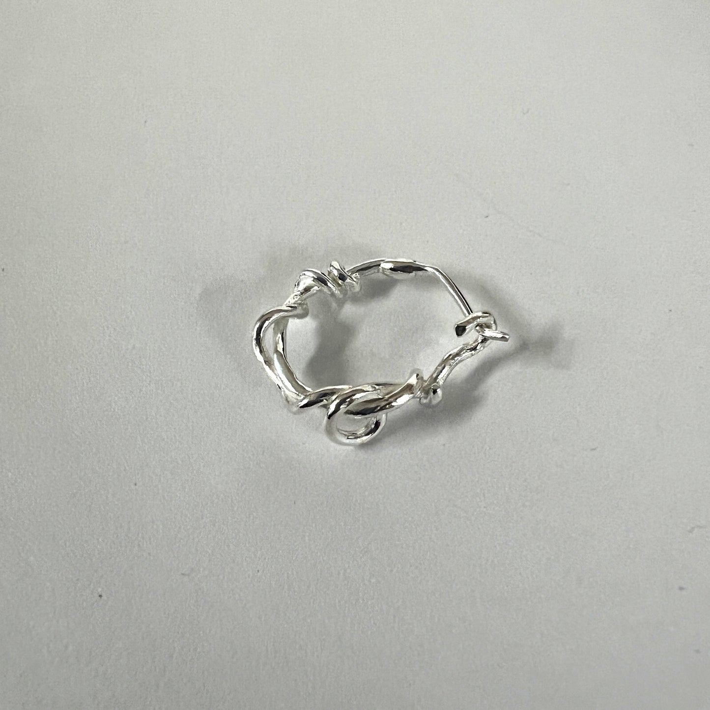 MEDIUM TWISTED HOOP EARRINGS