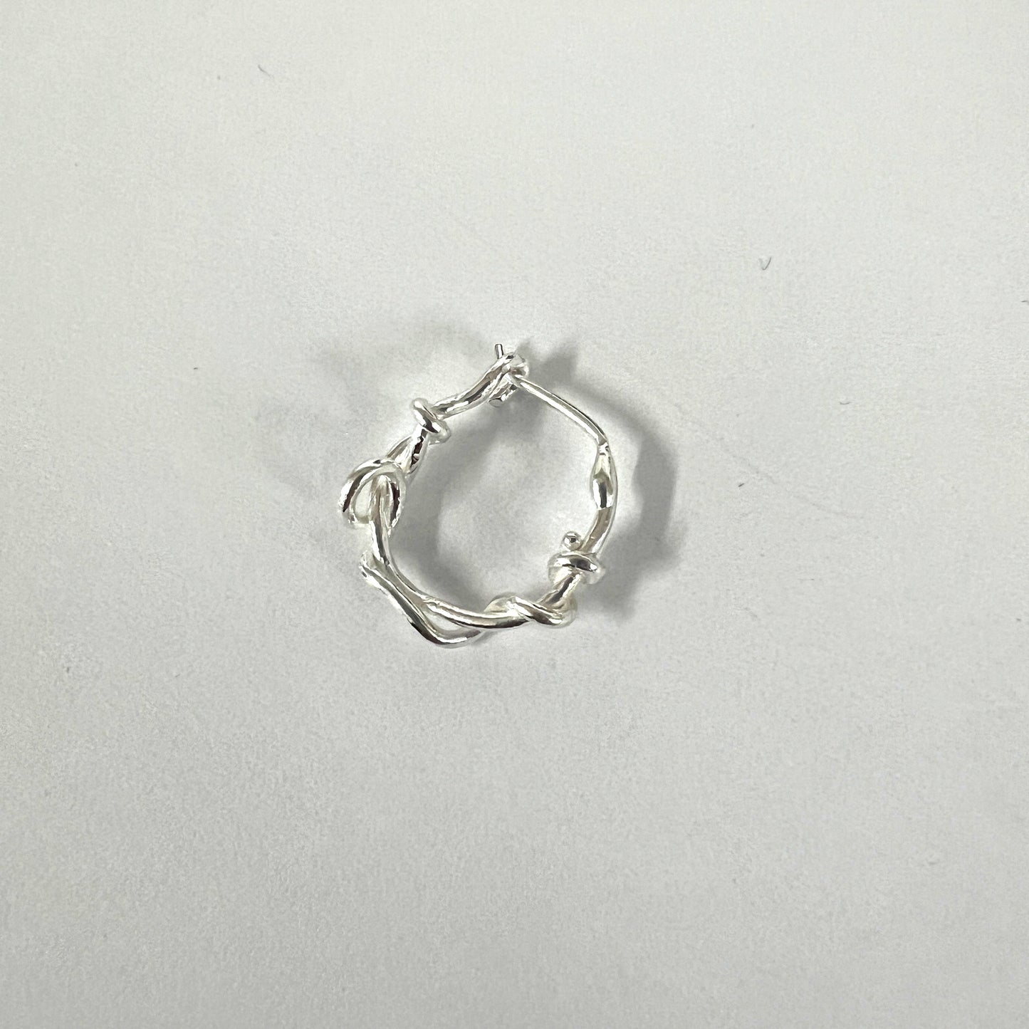 MEDIUM TWISTED HOOP EARRINGS