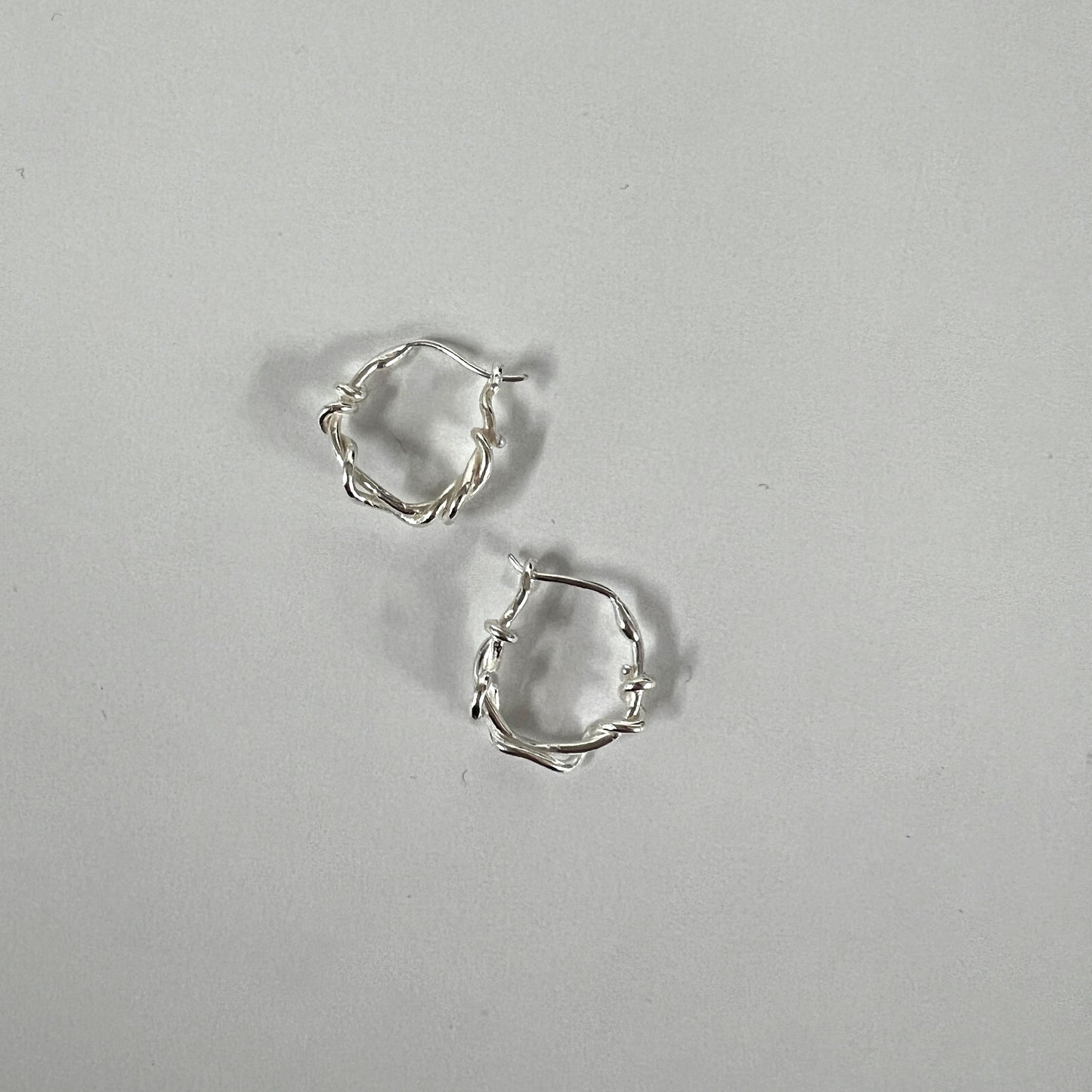 MEDIUM TWISTED HOOP EARRINGS