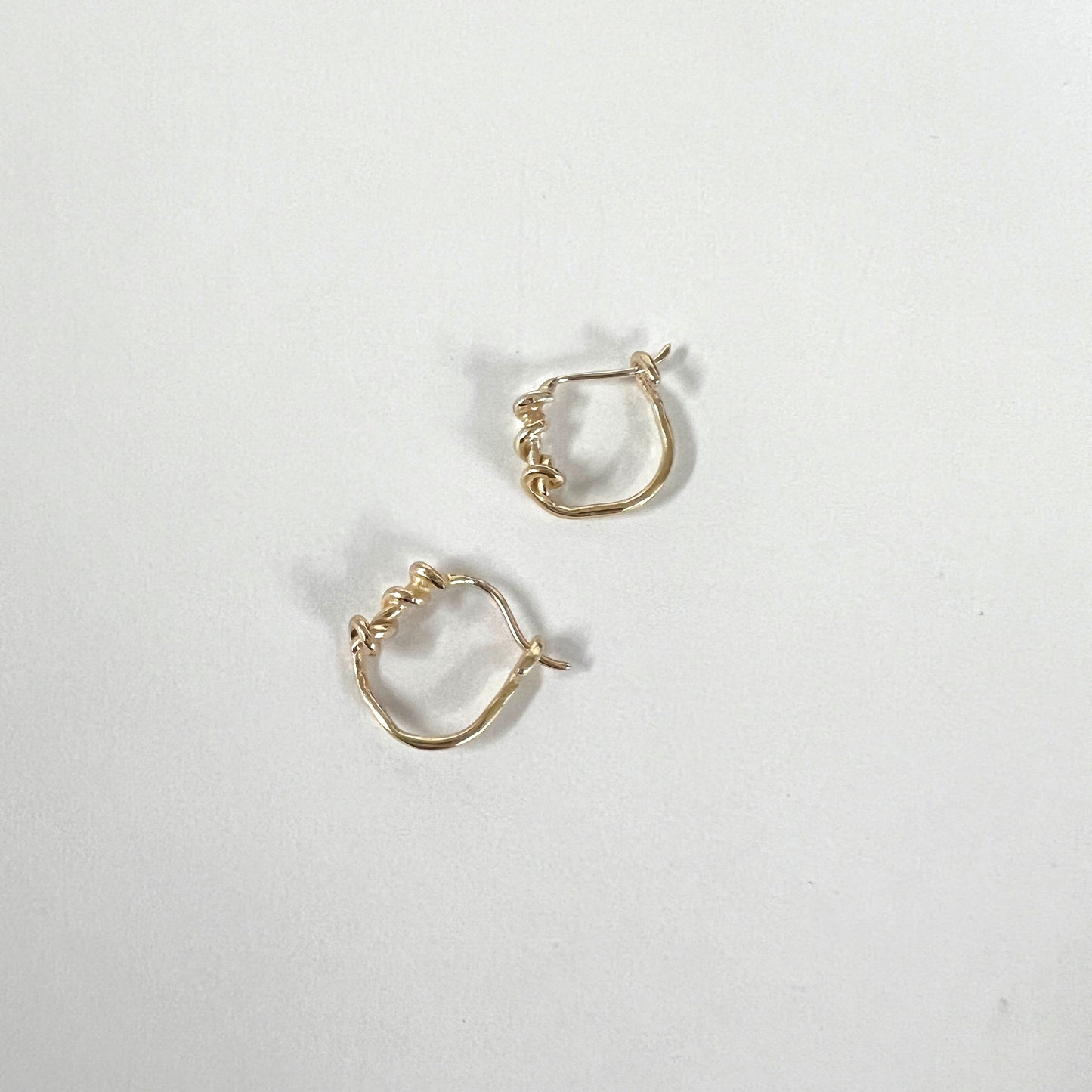 SMALL TWISTED HOOP EARRINGS