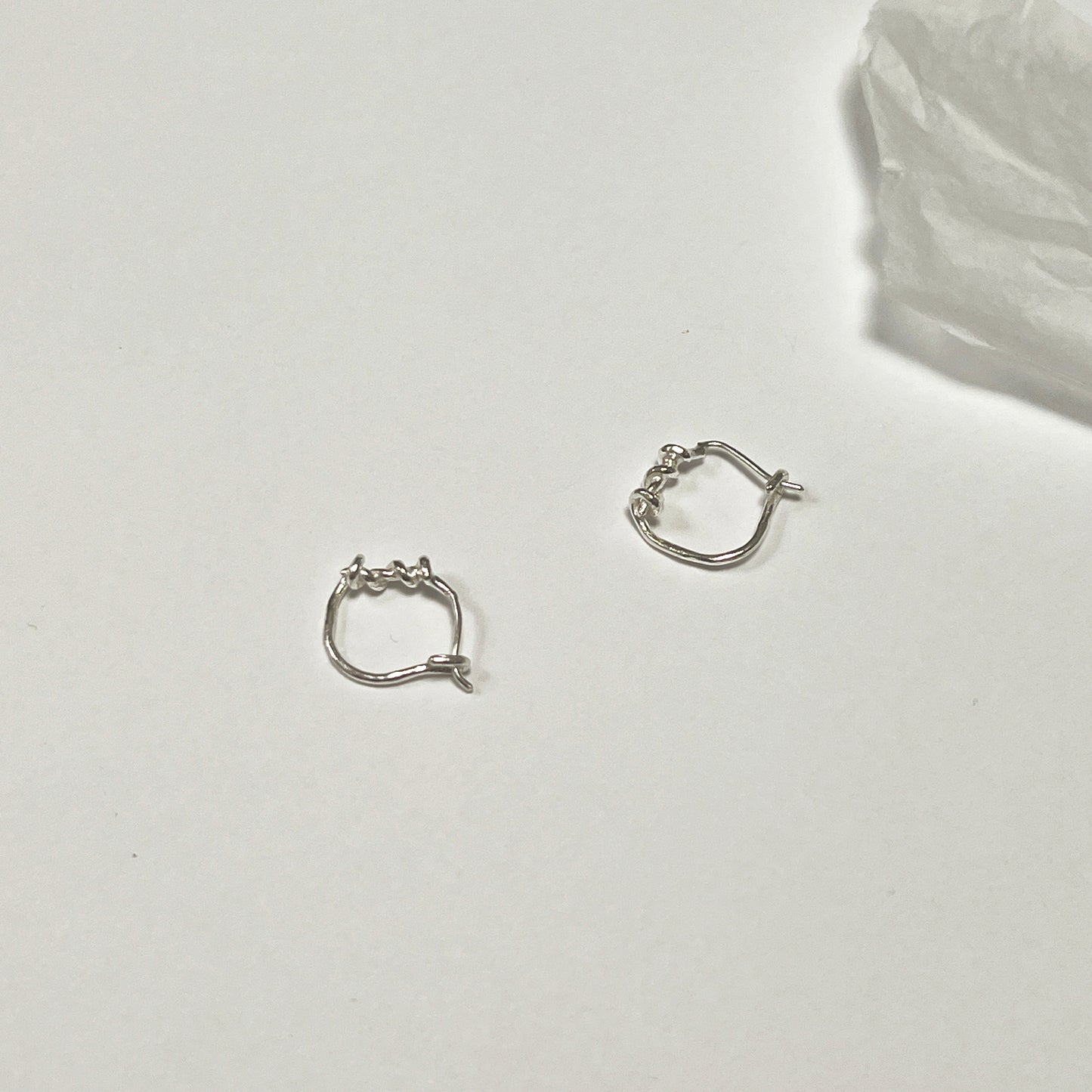 SMALL TWISTED HOOP EARRINGS