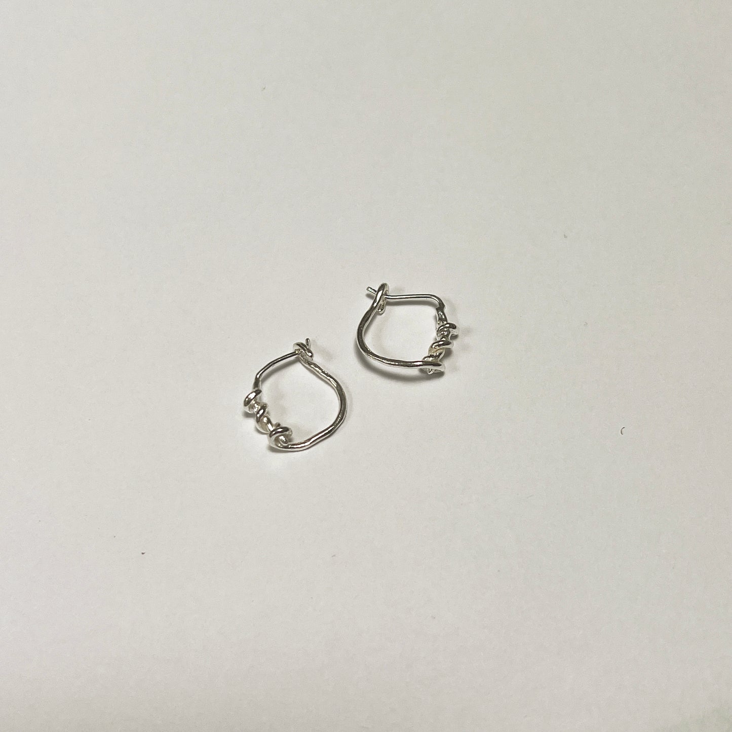 SMALL TWISTED HOOP EARRINGS