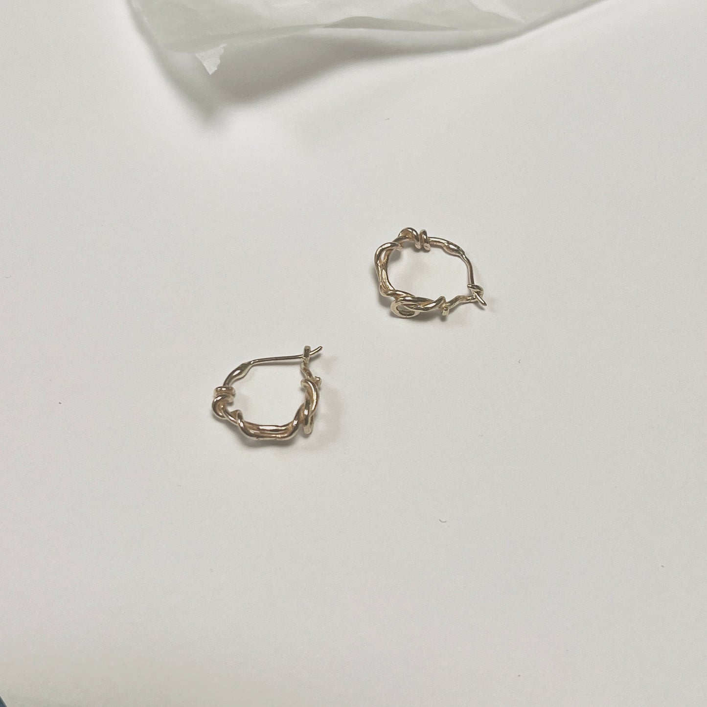 MEDIUM TWISTED HOOP EARRINGS