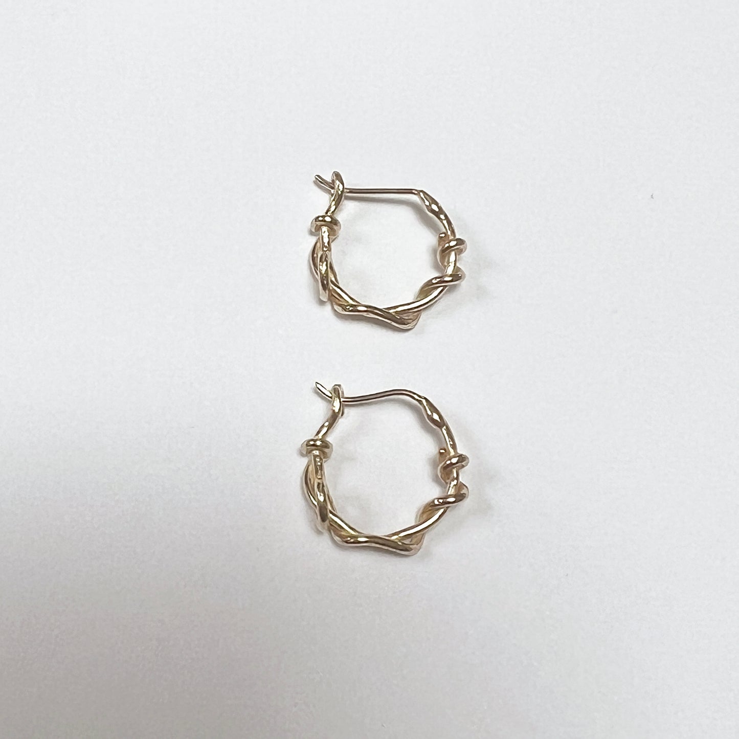 MEDIUM TWISTED HOOP EARRINGS