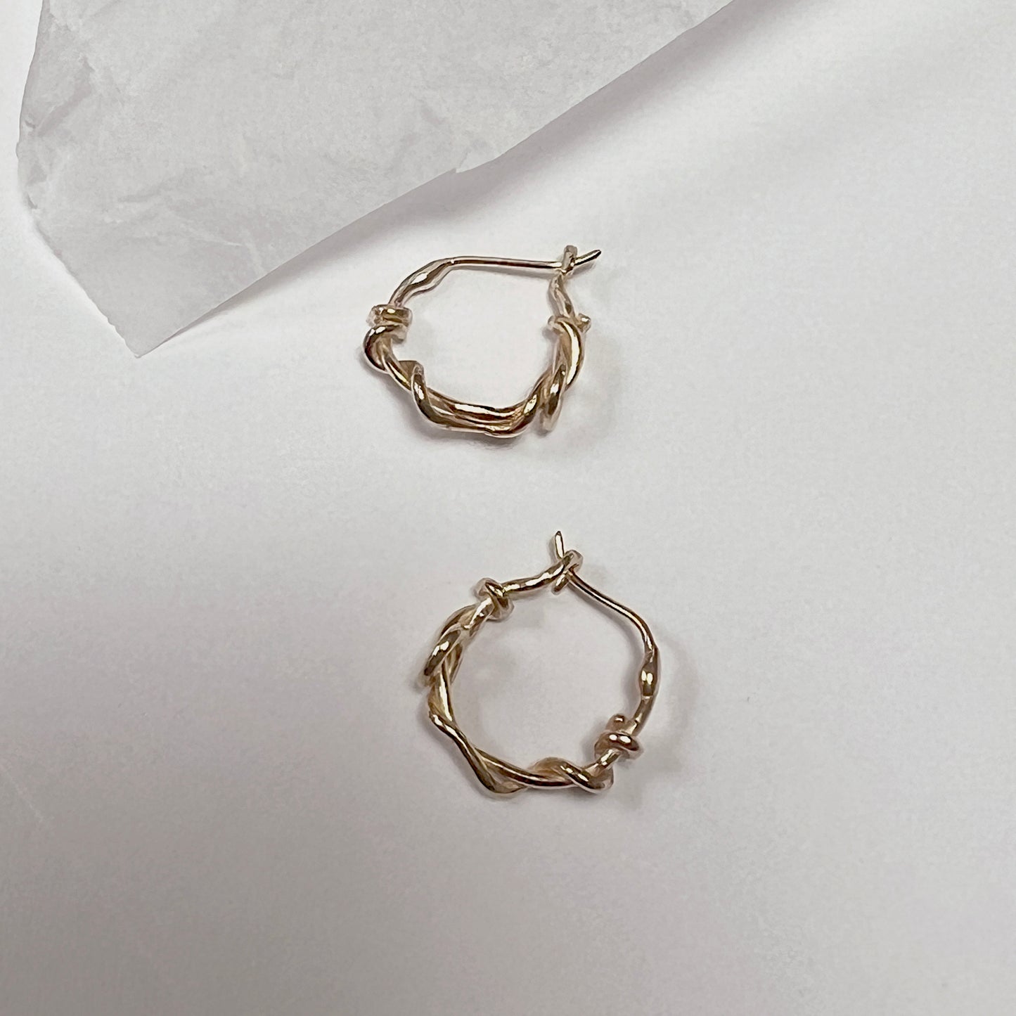MEDIUM TWISTED HOOP EARRINGS