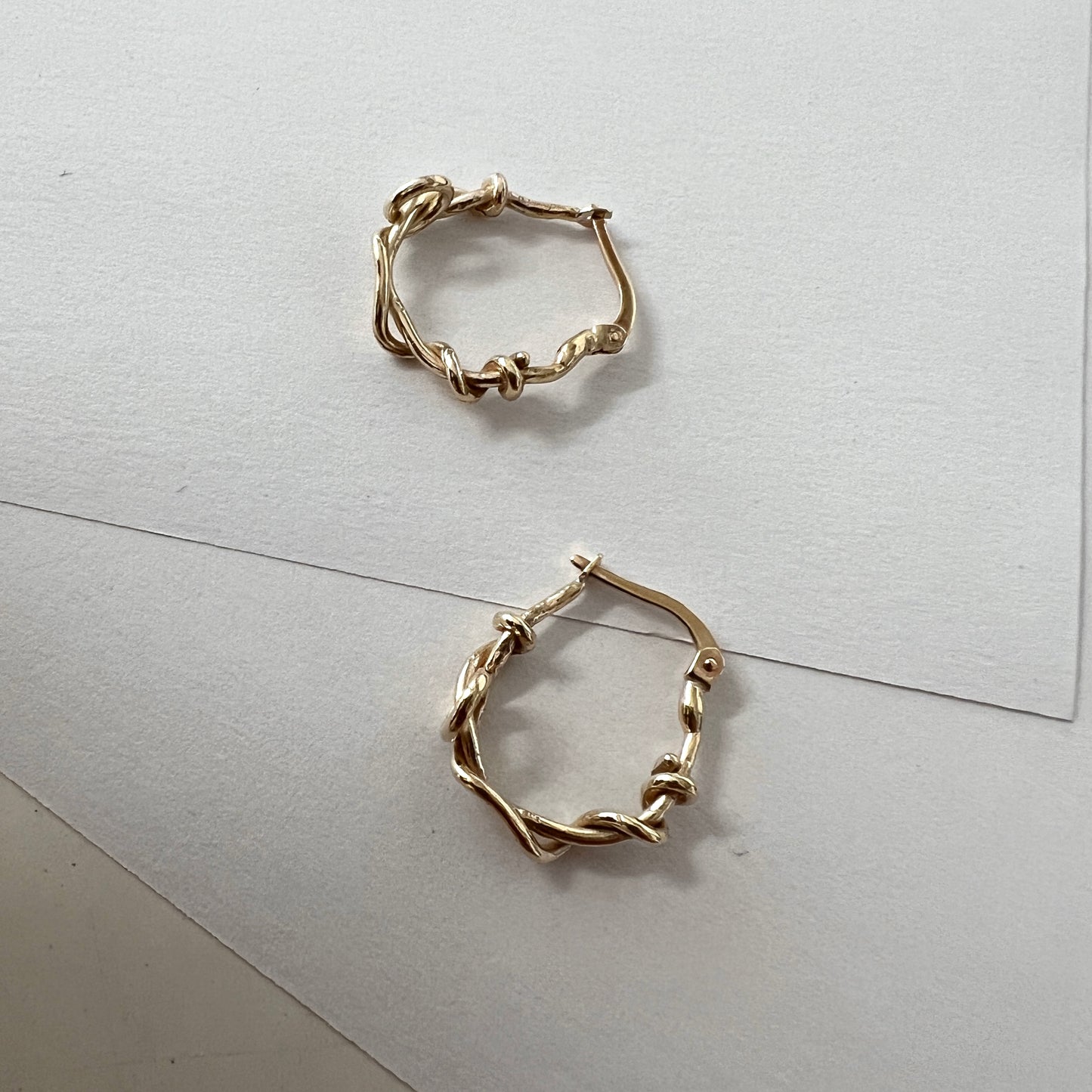 MEDIUM TWISTED HOOP EARRINGS