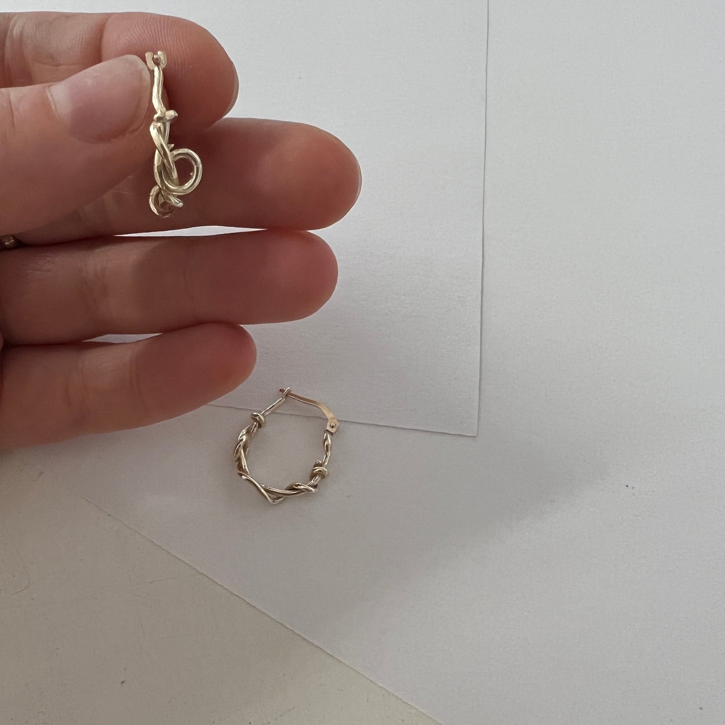 MEDIUM TWISTED HOOP EARRINGS