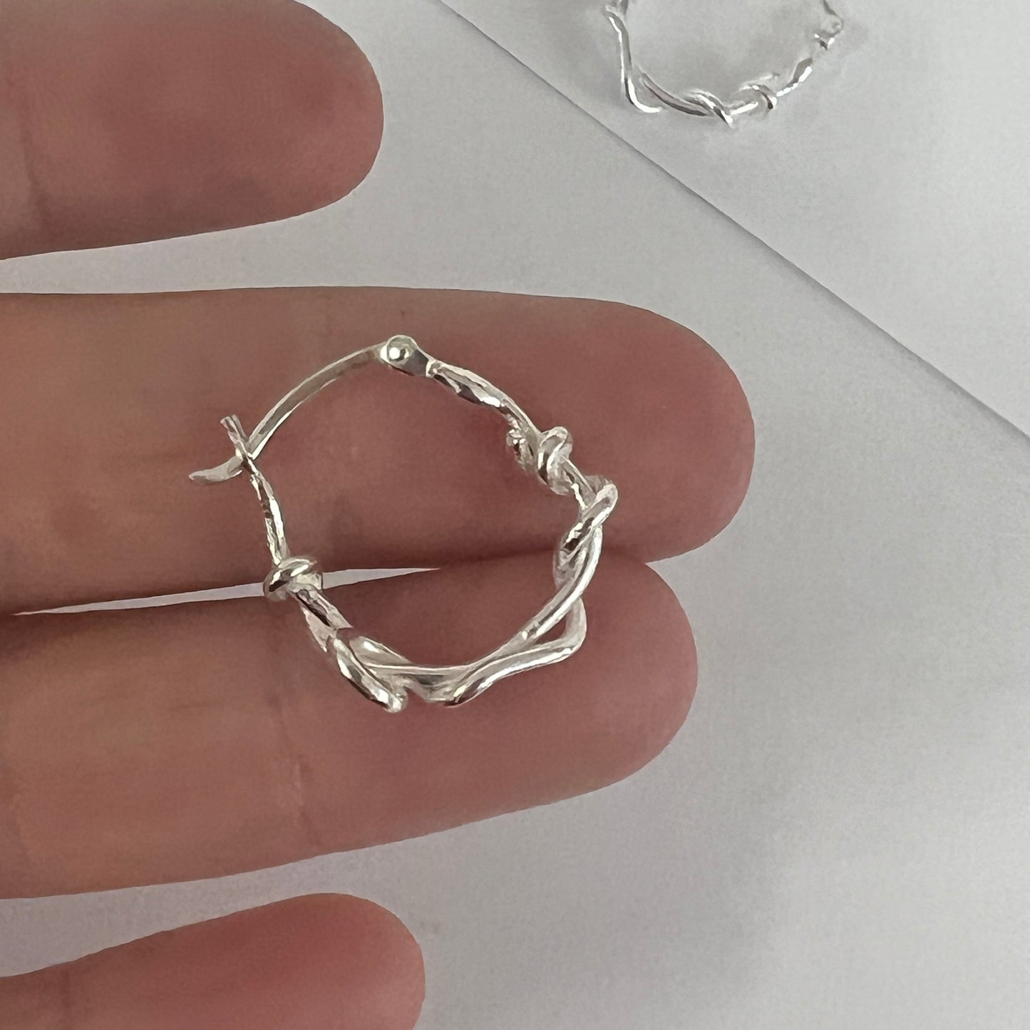 MEDIUM TWISTED HOOP EARRINGS